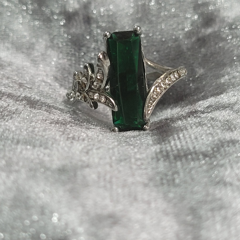 Leaf Green Rectangular Cubic Zirconia Ring - Picture 6 of 10